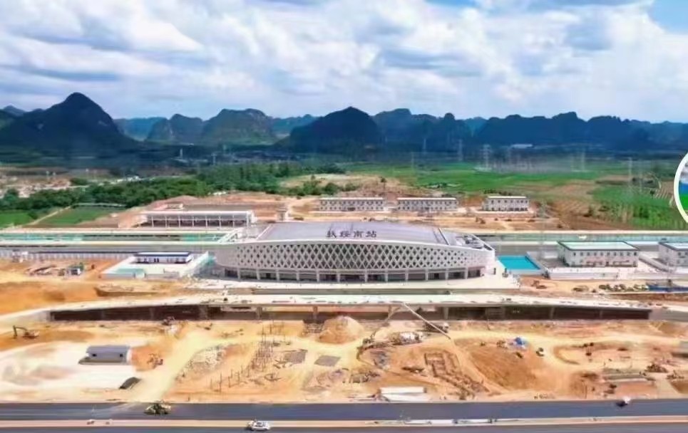 山東華中重鋼工程案例——扶綏南站站房及網架屋面工程"width: