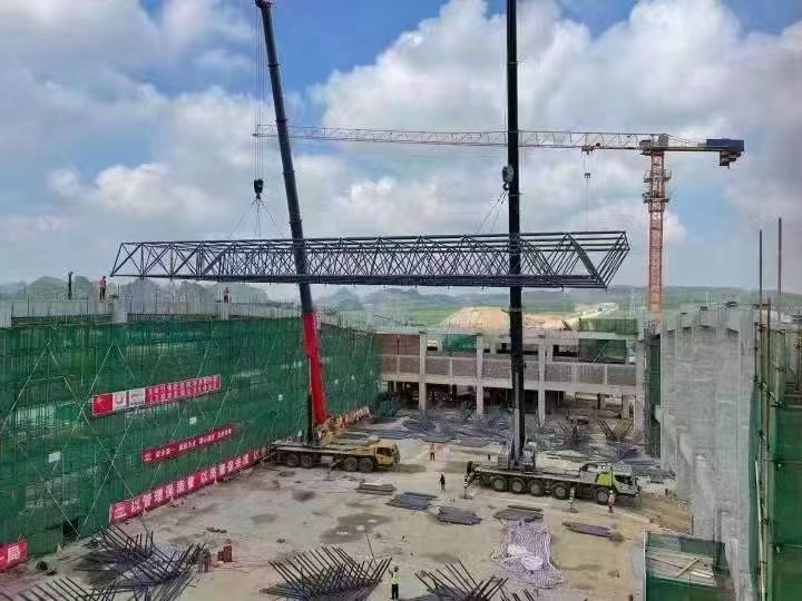 山東華中重鋼工程案例——扶綏南站站房及網架屋面工程"width: